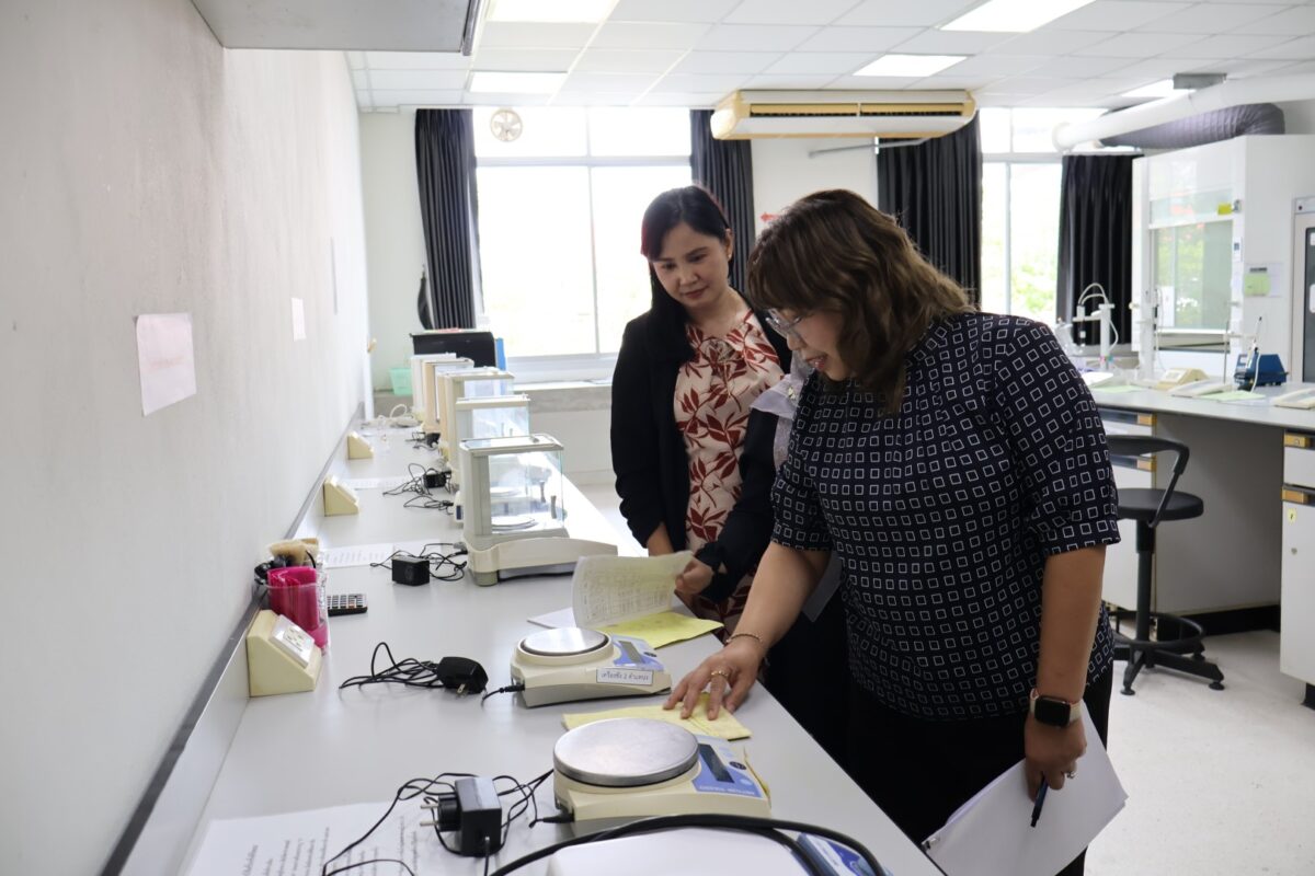 แพทย์ มนร. รับการตรวจประเมินห้องสารเคมี (Peer Evaluation)