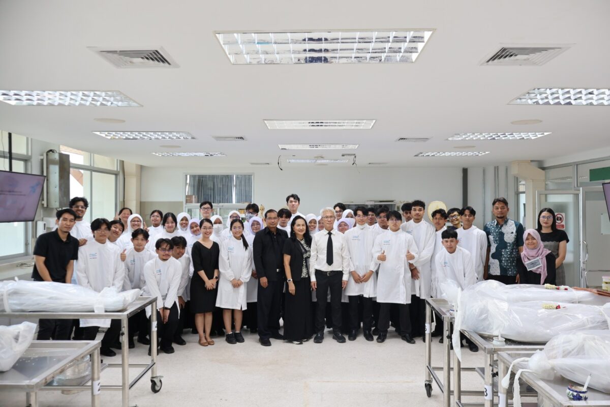 พิธีไหว้อาจารย์ใหญ่ “แด่ครูผู้ไร้ลม” ประจำปีการศึกษา 2569